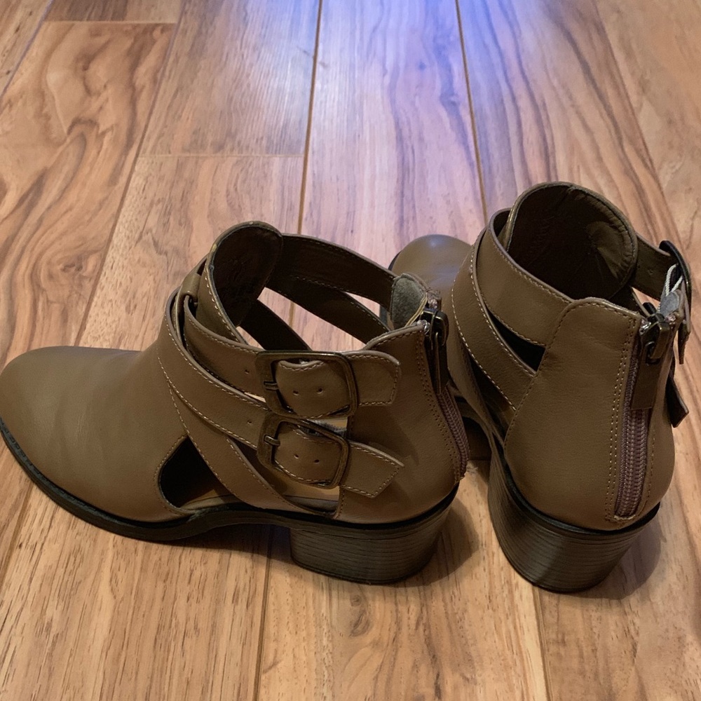 Cutout booties - Picture 2 of 4